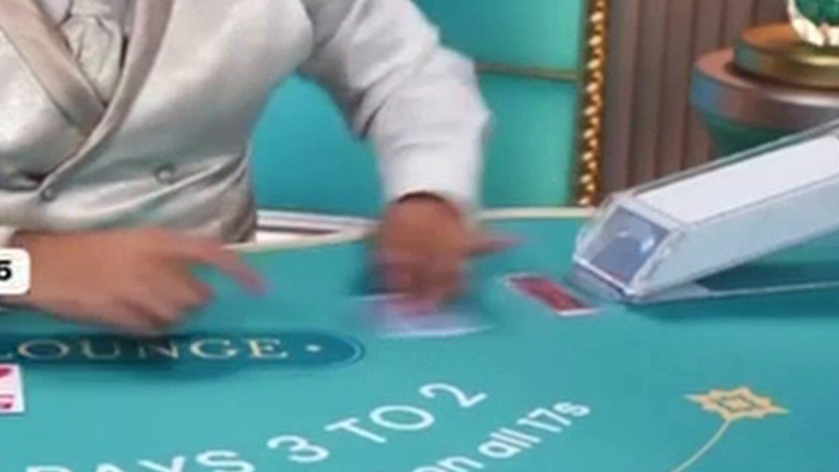 Video clip of streamer Xposed's blackjack session on Roobet ending with a C$1,020,000 win.